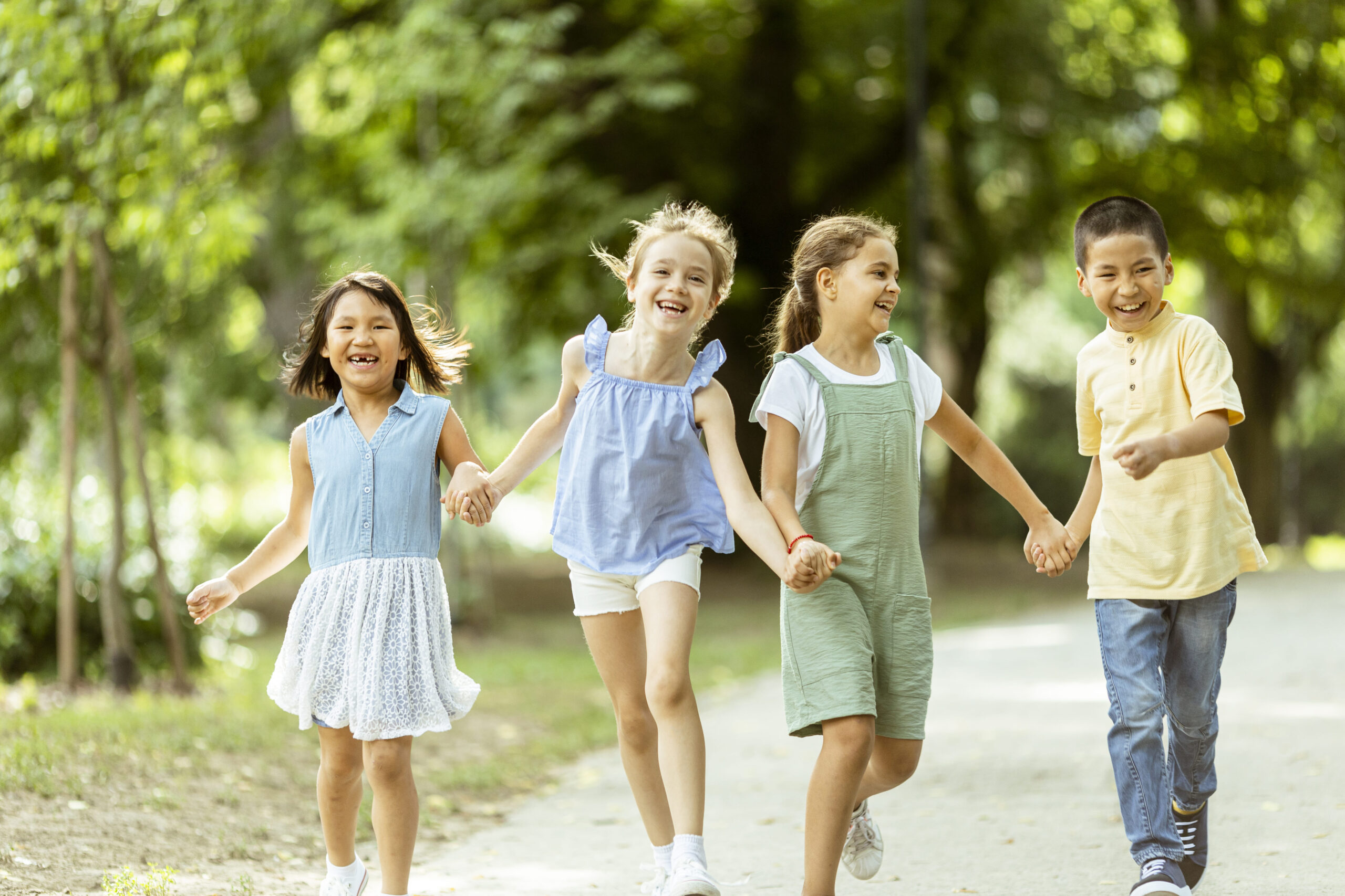 enfant qui joue au parc